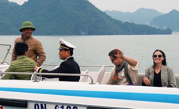 Cặp đôi trươi cười suốt chuyến đi