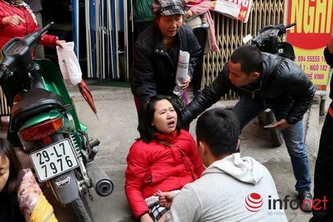 Người phụ nữ ngất khi thông báo hoãn tiêm. Đây là lần đầu tiên phải hoãn tiêm vì hỗn loạn. Công an phường phát loa yêu cầu người dân bình tĩnh nhưng biện pháp này không đủ đảm bảo an ninh nên phòng tiêm đã dừng tiêm. Điều này khiến làn sóng người dân càng bức xúc.