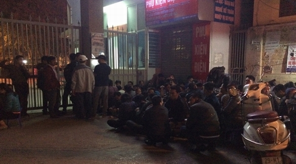Hàng trăm người dân đã có mặt tại phía trước cổng kí túc xá Mễ Trì 128 Lương Thế Vinh, Hà Nội nơi phòng khám dịch vụ Polyvac của bệnh viện Đại học Quốc Gia Hà Nội.