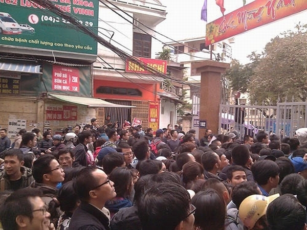 Sáng nay, trước cổng phòng khám này chật cứng người không còn một chỗ trống