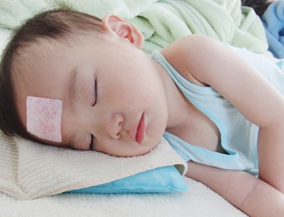 Cách hạ sốt sai lầm khiến trẻ bệnh nặng thêm
