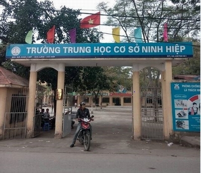 Sáng 25/12, hàng trăm học sinh Ninh Hiệp vẫn nghỉ học