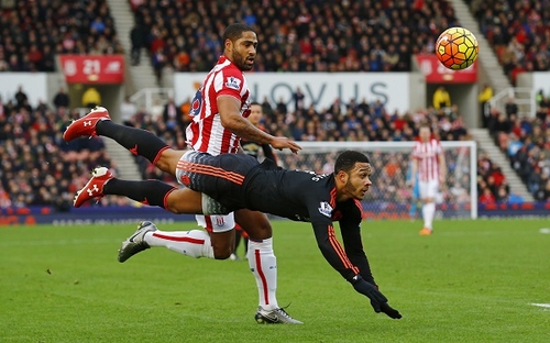 Cú đánh đầu lỗi tai hại của Depay
