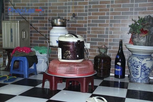 Mọi vật dụng trong nhà từ thùng gạo, nồi niêu...đều được kê lên bởi dưới nền nhà luôn ẩm ướt.