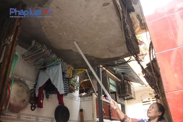 Cả mảng tường trên trần nhà bị bong tróc.