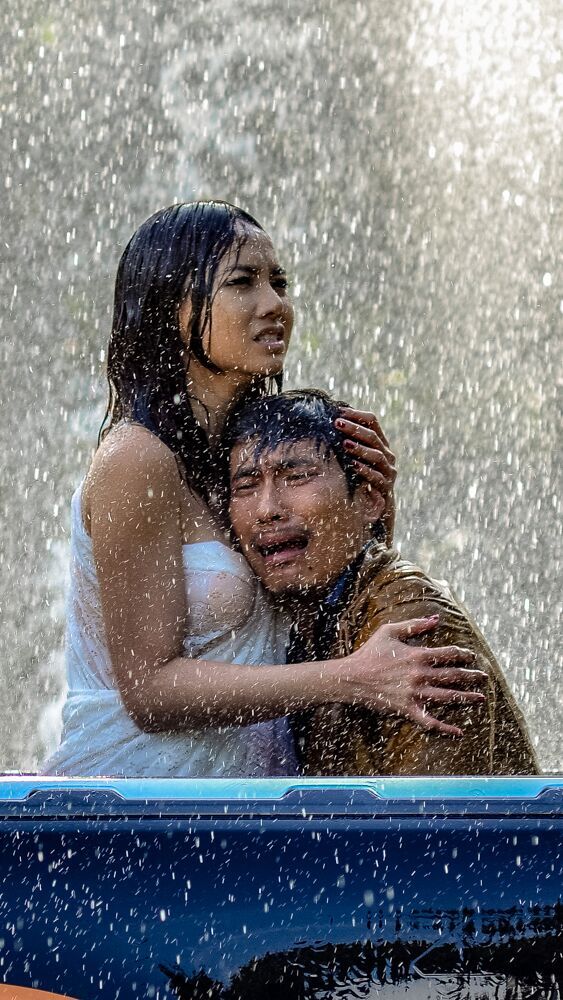 Và những cảnh cũng không kém phần lãng mạn bên Kiều Minh Tuấn