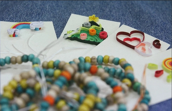 Đến trường Amsterdam đổi giấy vụn lấy đồ handmade
