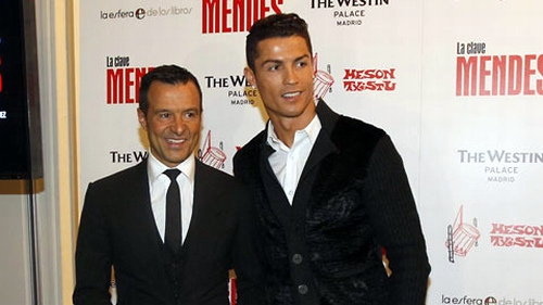 Ronaldo và đại diện Mendes chụp ảnh lưu niệm ở Dubai