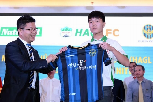 Xuân Trường trong buổi ký kết hợp đồng với đội bóng Hàn Quốc