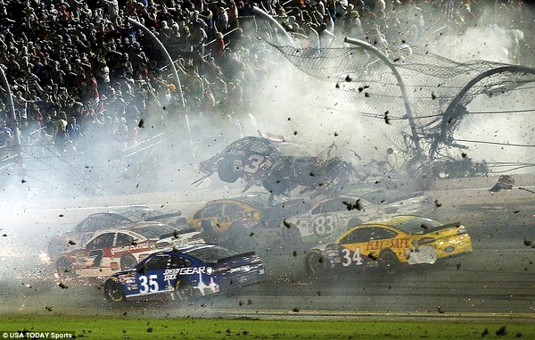 Tai nạn xảy ra tại giải đua xe Nascar khi tay đua Austin Dillon đâm vào rào chắn 