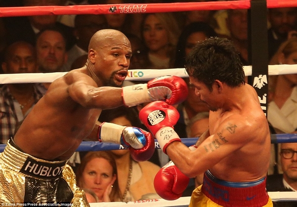 Floyd Mayweather (trái) phản đòn ăn điểm khi so găng với tay đấm người Philippines - Manny Pacquiao trong trận cầu thế kỷ diễn ra tại Garden Arena, Las Vegas, bang Nevada, Mỹ.