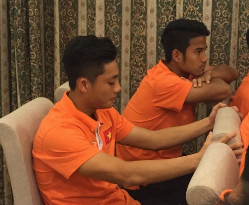 Lâm Ti Phông (hai tay cầm ghế) sụt sùi khóc và Lê Đức Lương mặt buồn rầu. Ảnh: NT.