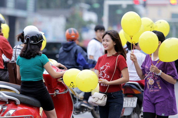 Các tình nguyện viên tặng bóng K0 Còi cho người tham gia giao thông