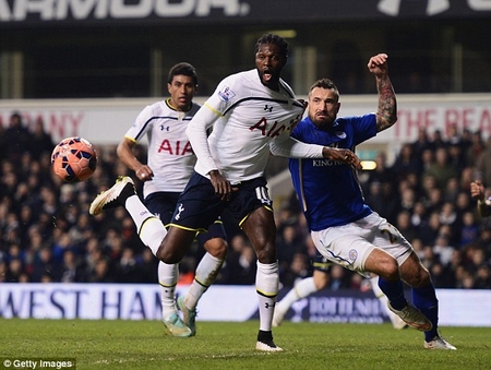 Adebayor (giữa) vẫn đang nhận lương 100.000 bảng dù không thi đấu!