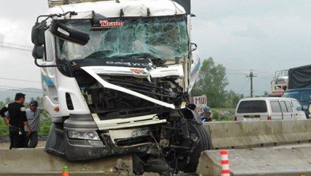 Xe tải đâm vào dải phân cách bẹp dúm