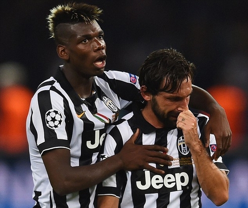 Pogba an ủi người đàn anh Pirlo sau trận thua trước Barca
