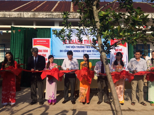Cắt băng khánh thành thư vi ... ểu học Viên An - Cà Mau