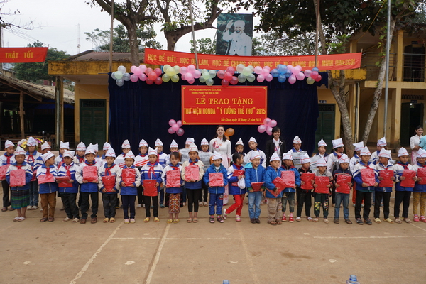 Trong ngày đón nhận thư viện mới, các em còn được tặng quần áo, balo, áo và mũ bảo hiểm.