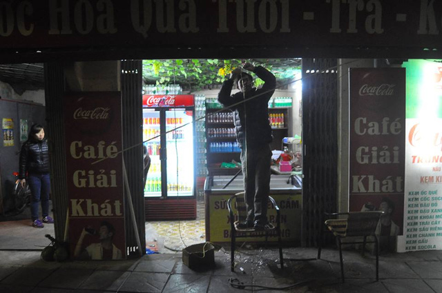 Cửa hàng cafe bị thanh niên ngáo đá phá phách