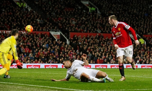 Rooney đánh gót ghi bàn điệu nghệ trong trận thắng Swansea