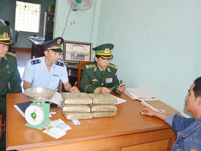 Phát hiện 6kg cần sa đang vận chuyển trái phép qua biên giới