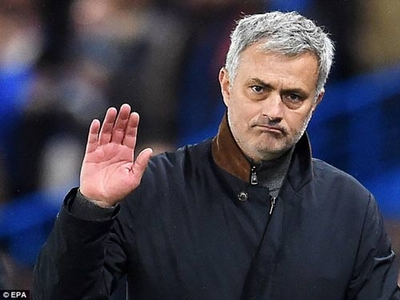 Mourinho nổi cáu vì.... MU vẫn chưa sa thải Van Gaal!