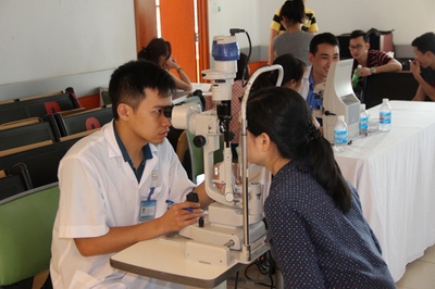 Khám khúc xạ miễn phí cho trẻ em và người cao tuổi