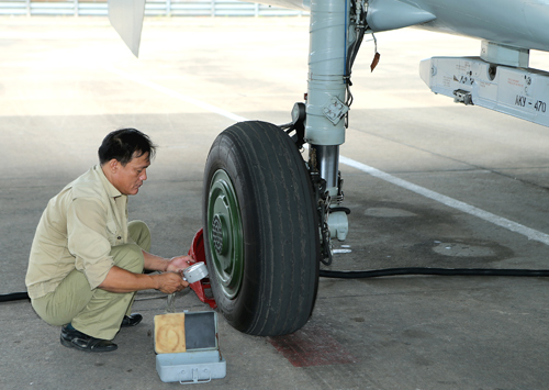 Lốp máy bay Vietnam Airlines bị cắt