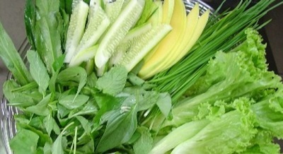 Ai không được ăn rau sống?