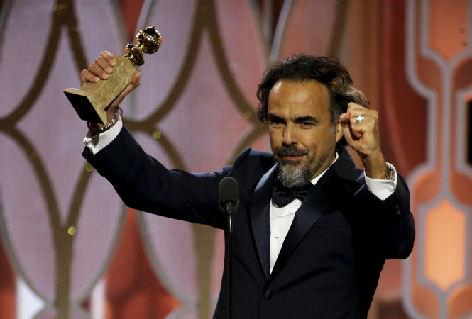 Nhà làm phim Mexico Alejandro González Iñárritu giơ nắm tay chiến thắng giải đạo diễn xuất sắc nhất.