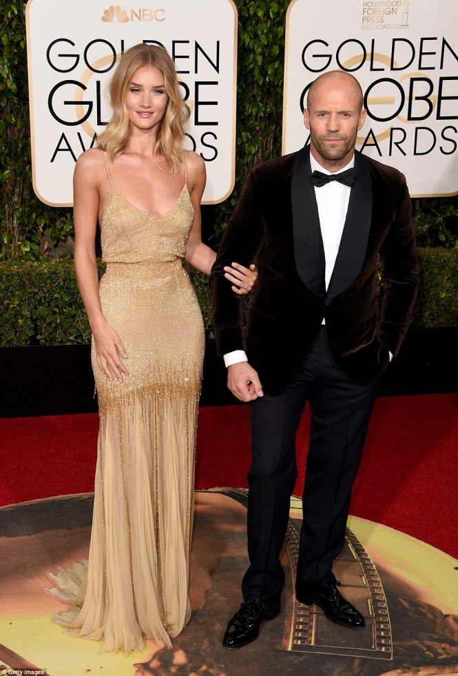 Rosie Huntington-Whiteley và bạn trai lâu năm Jason Statham trên thảm đỏ.