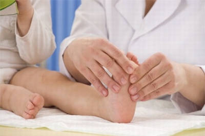 Đau xương khớp ở trẻ em: Cha mẹ chớ coi thường!
