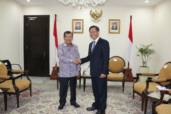 Đại sứ Hoàng Anh Tuấn chào xã giao Phó Tổng thống Jusuf Kalla (Ảnh: TG&VN)