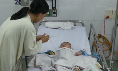 Bé trai bị đâm xuyên sọ phải mổ lần thứ 3