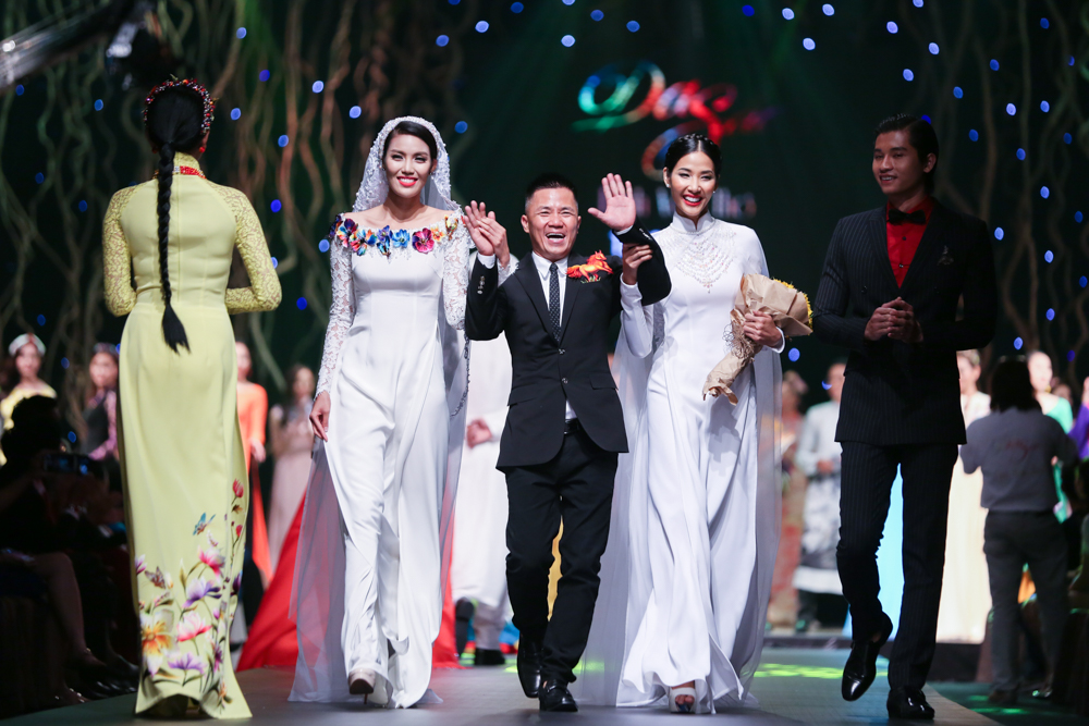 Nhà thiết kế Đinh Anh Thơ và các nàng thơ trong show của anh
