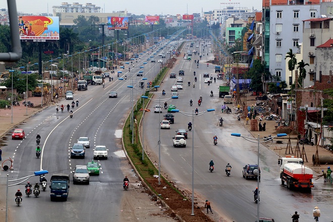 Điểm đầu nối với đường Võ Chí Công (Xuân La, Tây Hồ). Tại đây, mỗi chiều đường thiết kế 5 làn xe chạy. Các công nhân đang gấp rút thi công phần vỉa hè và dải phân cách giữa.