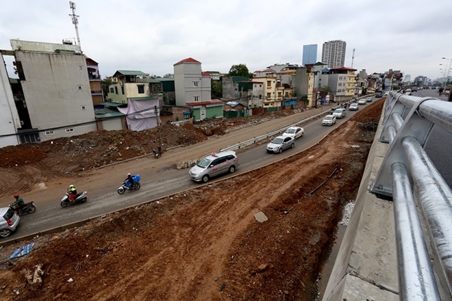 Ông Vũ Hà, Giám đốc Ban Quản lý dự án đầu tư và phát triển giao thông đô thị (đại diện chủ đầu tư) cho biết, đến nay dự án đã hoàn thành trên 90% khối lượng công việc. Hầu hết các cầu và đường dẫn đã thảm nhựa, dự kiến đến 17/1 sẽ thông xe kỹ thuật để các phương tiện lưu thông tránh ùn tắc. Các đơn vị thi công tiếp tục hoàn thiện công việc ở phía dưới đường dẫn, đường ven và một số hạng mục nhỏ để hoàn thành trước Tết Nguyên đán.