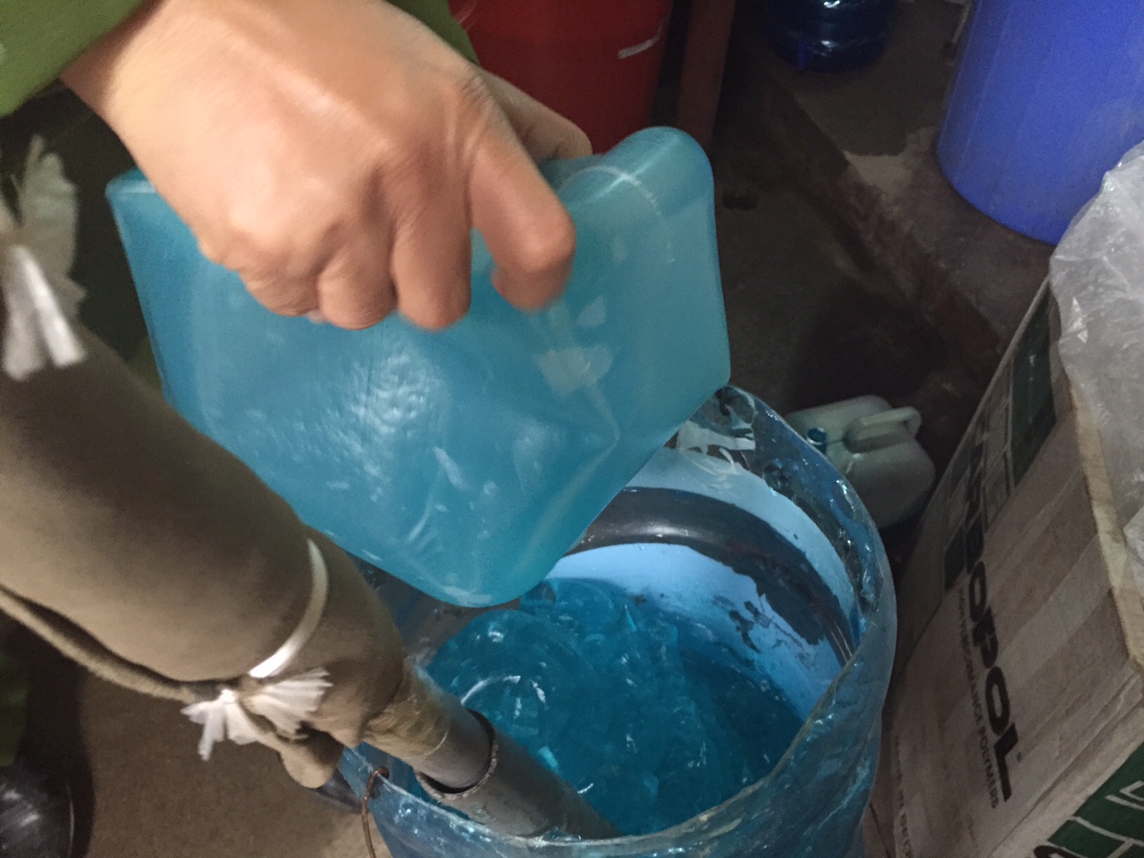 Gel được đóng can