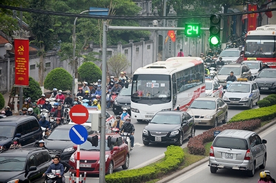 Mở ngã tư Kim Mã - Giang Văn Minh khiến đường ùn tắc kéo dài