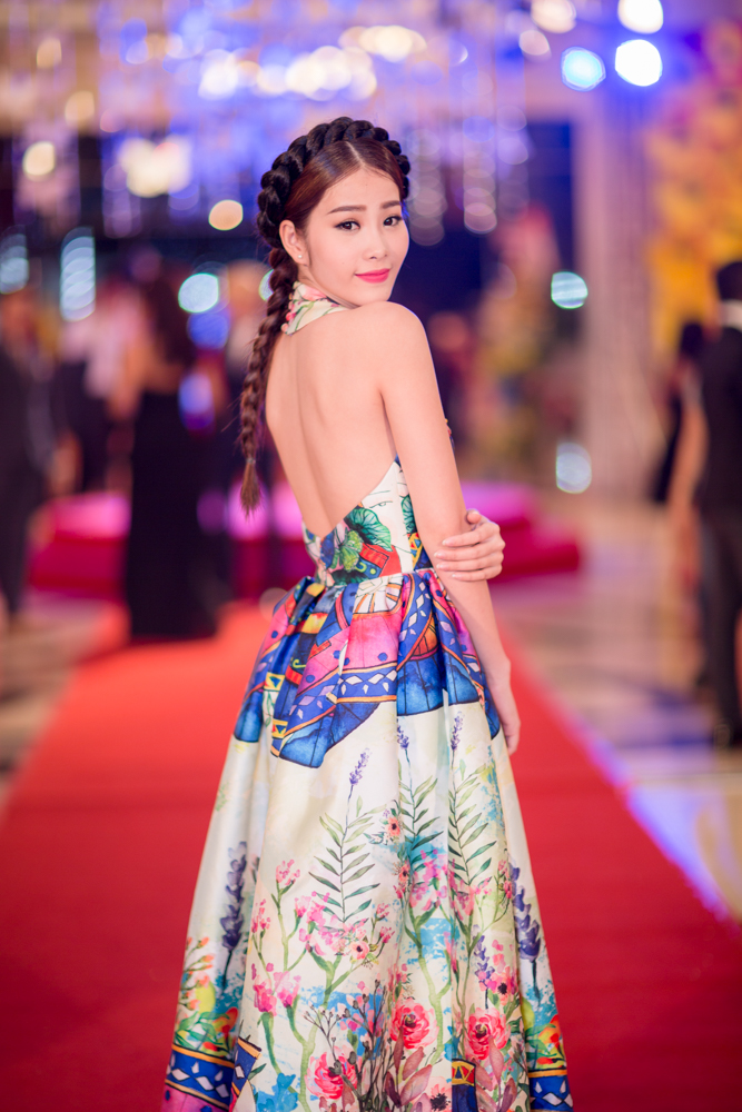 Nam Em khoe vai trần gợi cảm