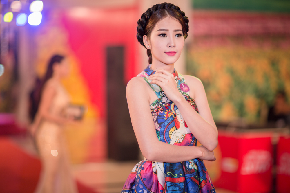 Á hậu Hà Thu và Nam Em khoe vai trần gợi cảm