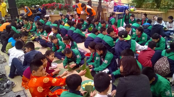 Các em học sinh đang tham gia Lễ hội 