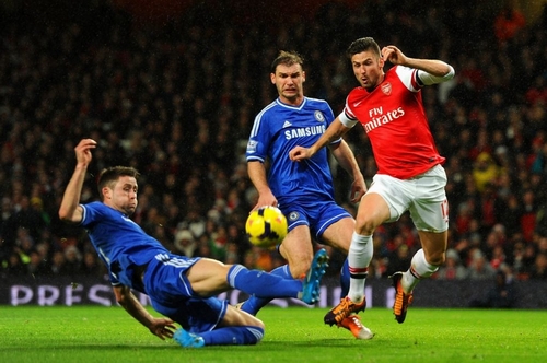 Arsenal (áo đỏ) sẽ vượt qua Chelsea trong lần tái đấu?