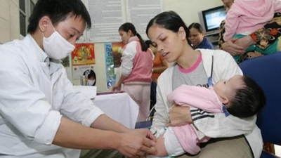Giữ ấm cho trẻ đúng cách khi đưa trẻ đi tiêm chủng