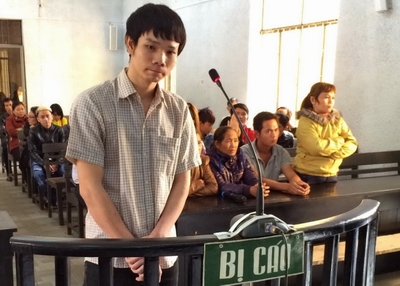Mâu thuẫn, hất xăng vào người hàng xóm rồi châm lửa đốt