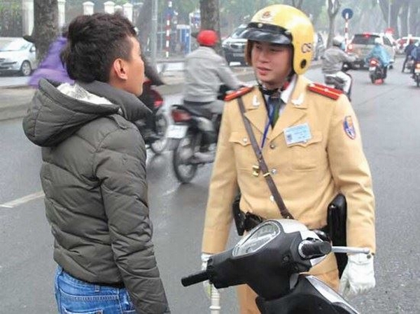 Cán bộ tuần tra, kiểm soát giao thông đường bộ có quyền gì?