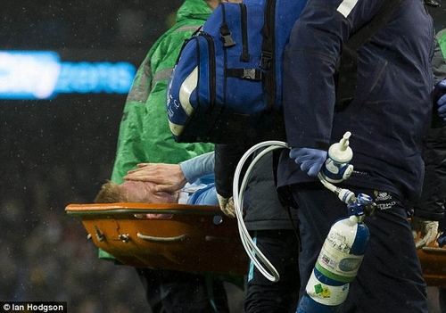 De Bruyne được cáng ra sân ở phút cuối trận