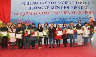 Báo Pháp luật triển khai Đề án &quot;Chung tay xóa nghèo pháp luật&quot; hướng về biên giới biển đảo