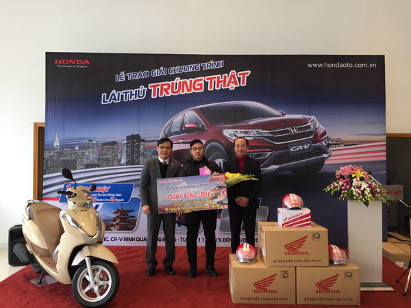 Trao giải đặc biệt cho khách hàng may mắn