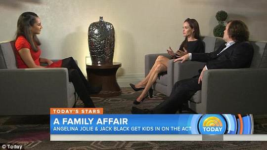 Oái ăm khi các con Angelina Jolie xem phim nóng của mẹ